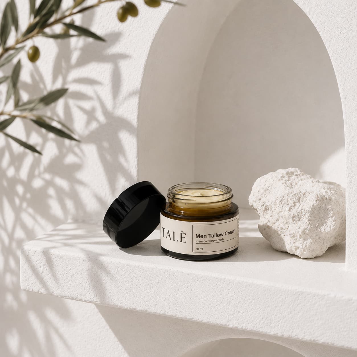Otwarty słoik kremu Men Tallow Cream na jasnej kamiennej półce